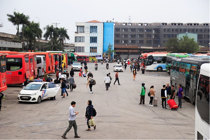 Bến xe Nước Ngầm lúc nào cũng đông đúc