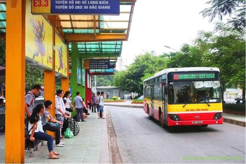 Một trong những uyến xe bus tại bến xe Nước Ngầm