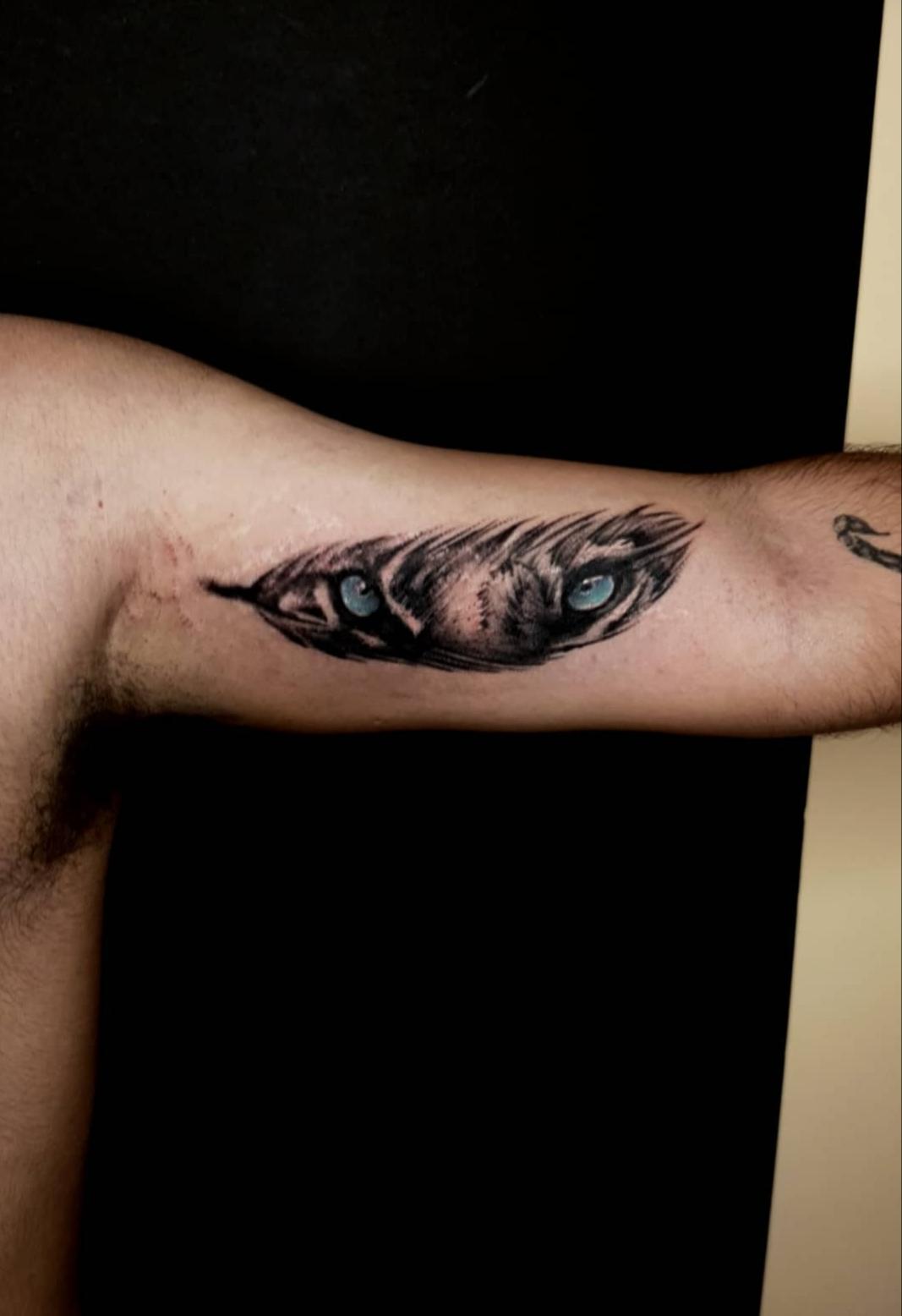 Hình xăm lông vũ có chữ