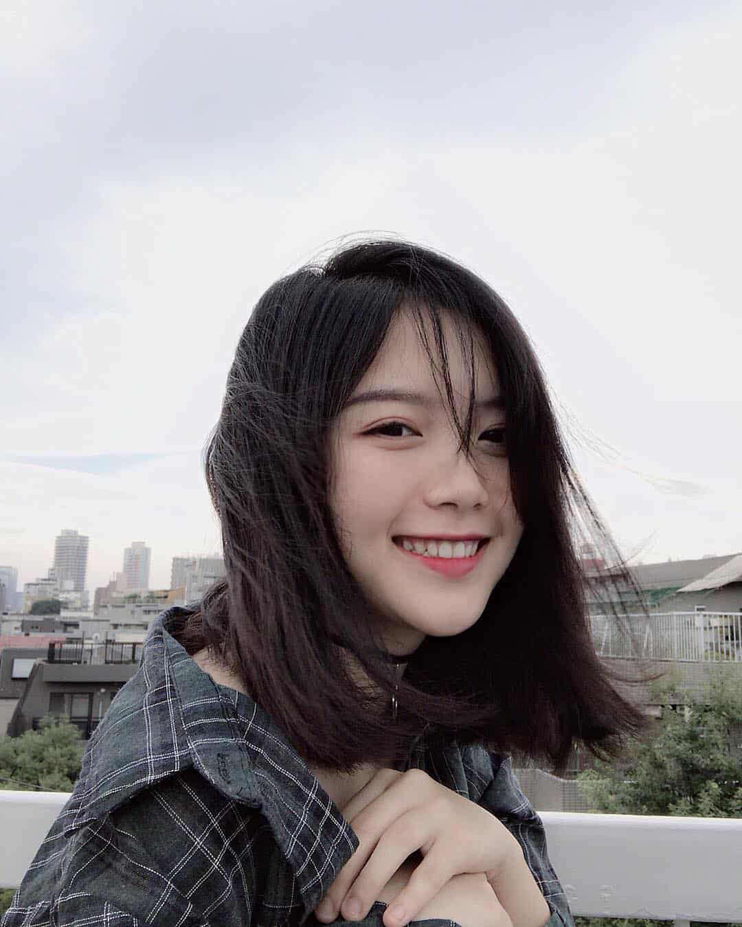 Gái đẹp tóc ngắn che mặt