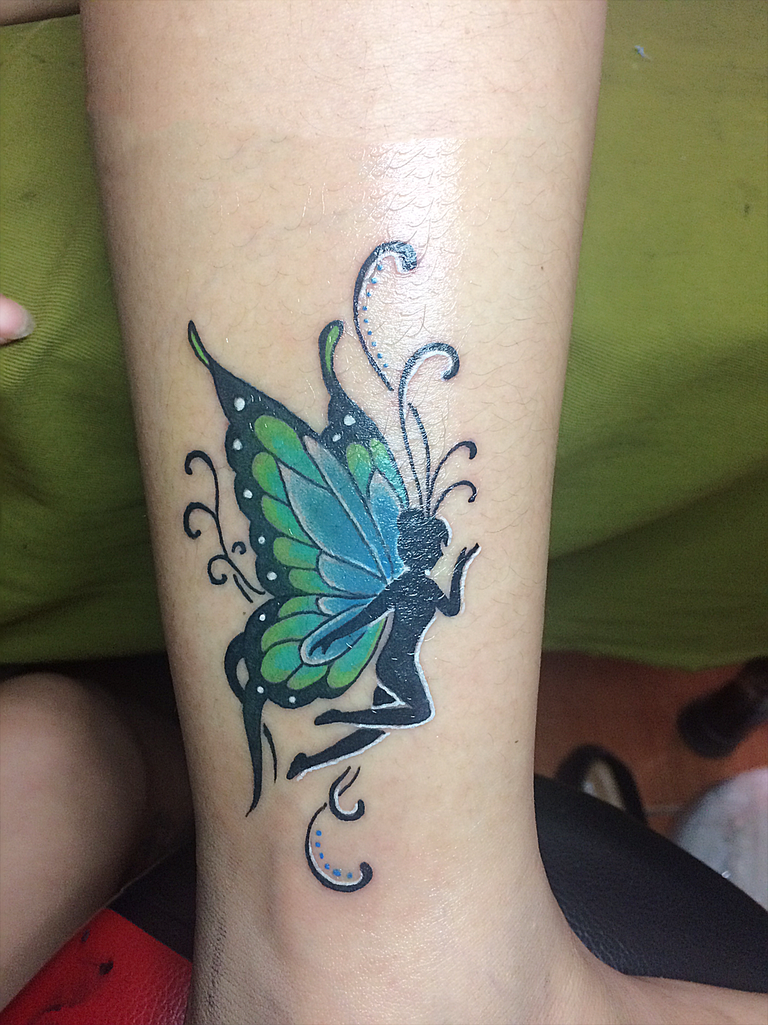 Hình xăm con bướm sau gáy