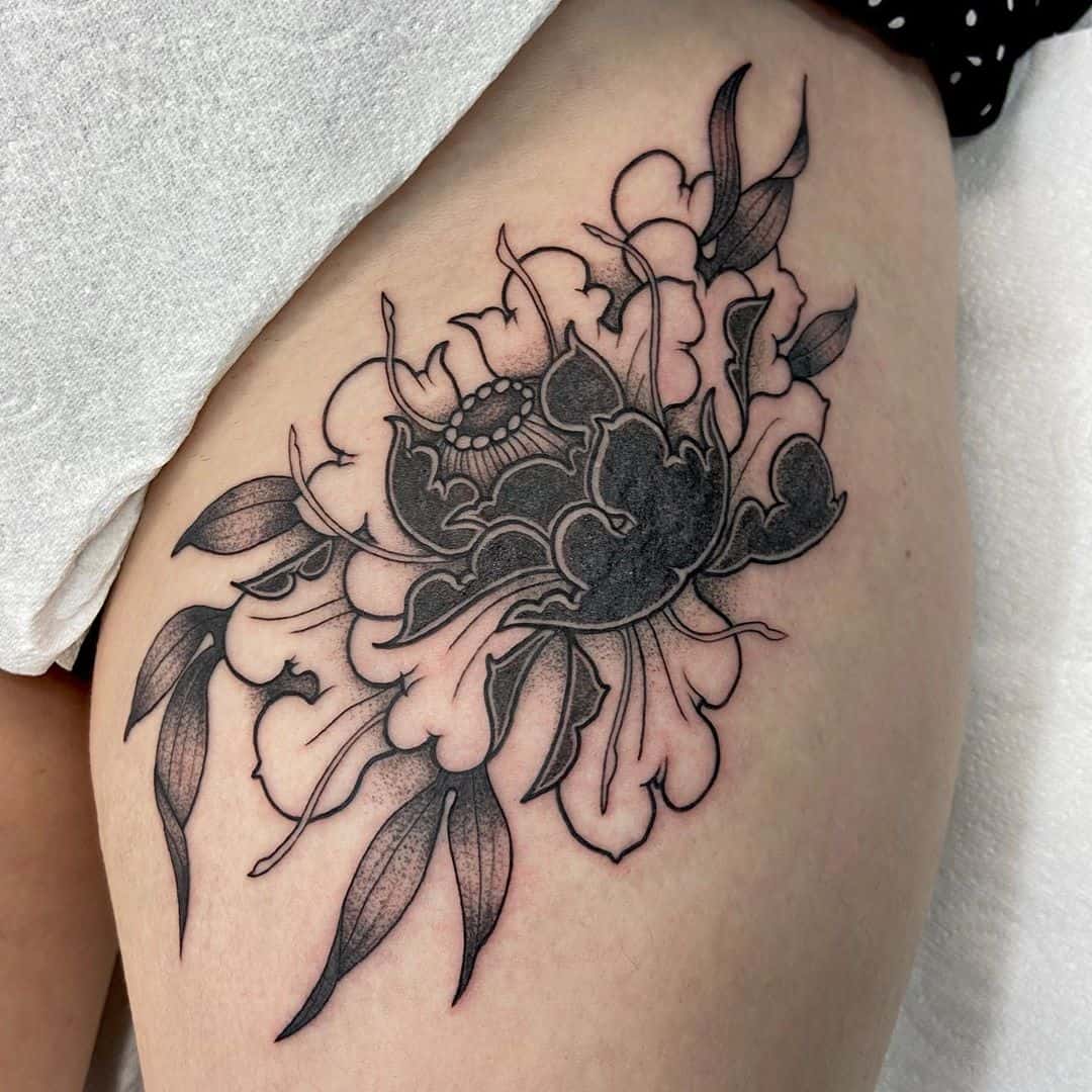 Hình xăm hoa mẫu đơn nhật cổ tay lửng