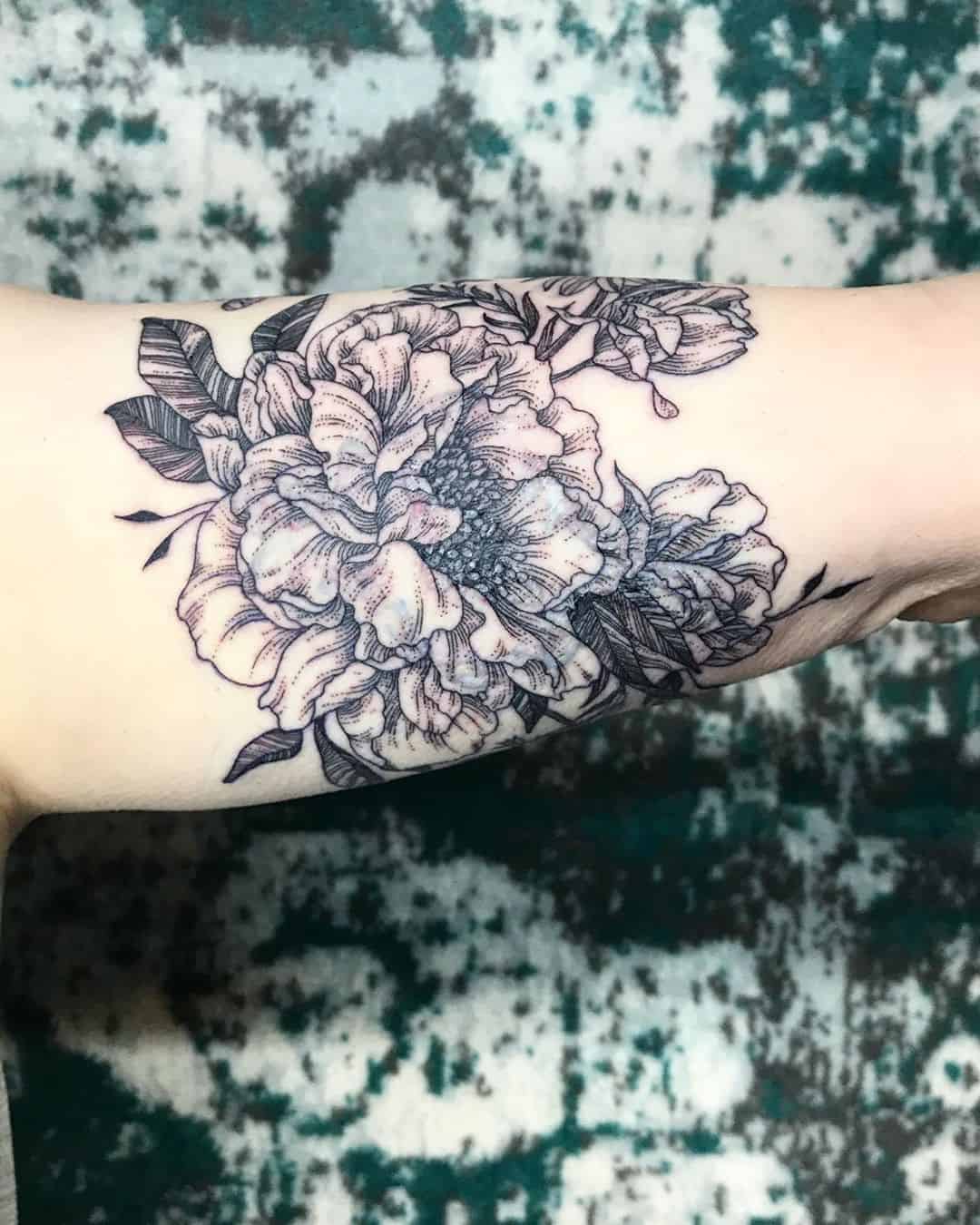 Hình xăm hoa mẫu đơn nhật cổ tay lửng