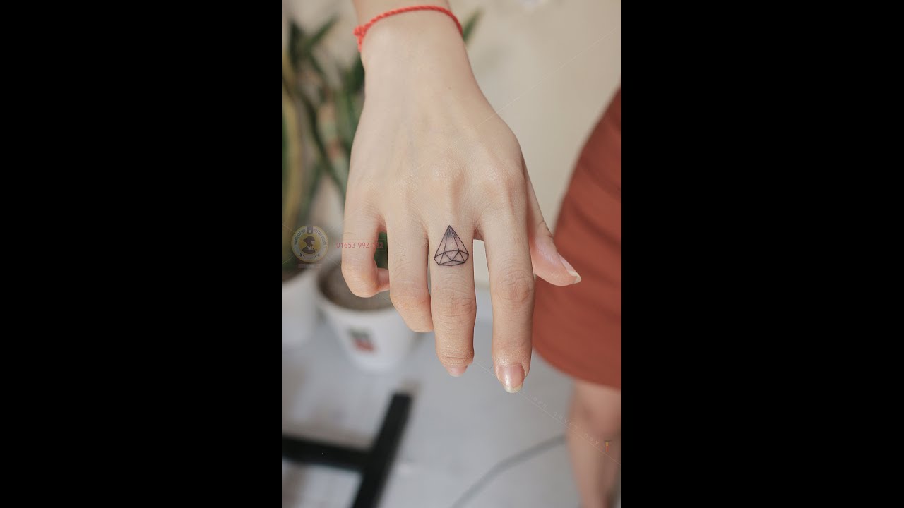 Hình xăm kim cương trên ngón tay