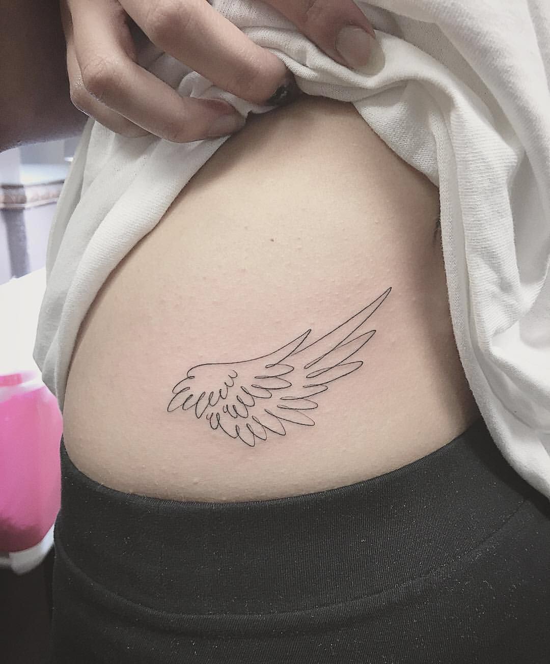 Hình xăm đôi cánh ở bắp tay