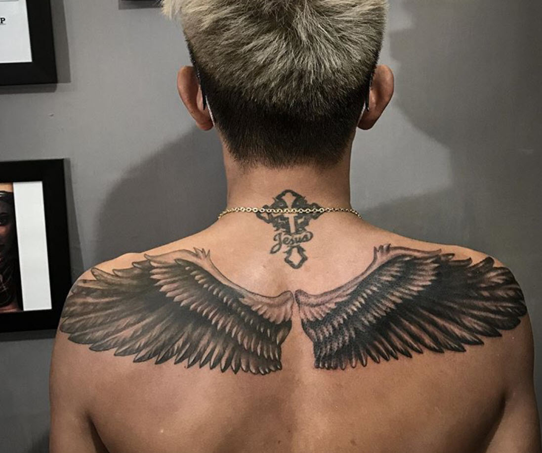 Hình xăm đôi cánh sau gáy cho nữ