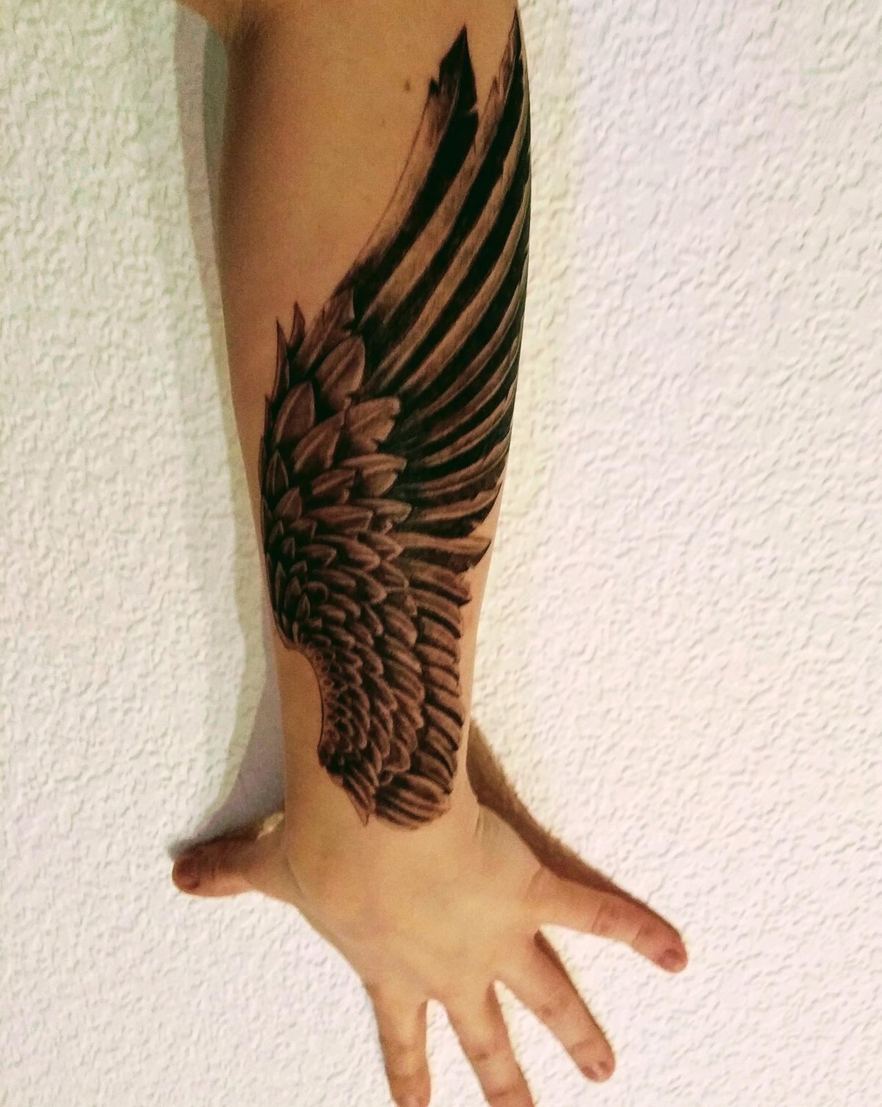 Hình xăm đôi cánh sau lưng nam